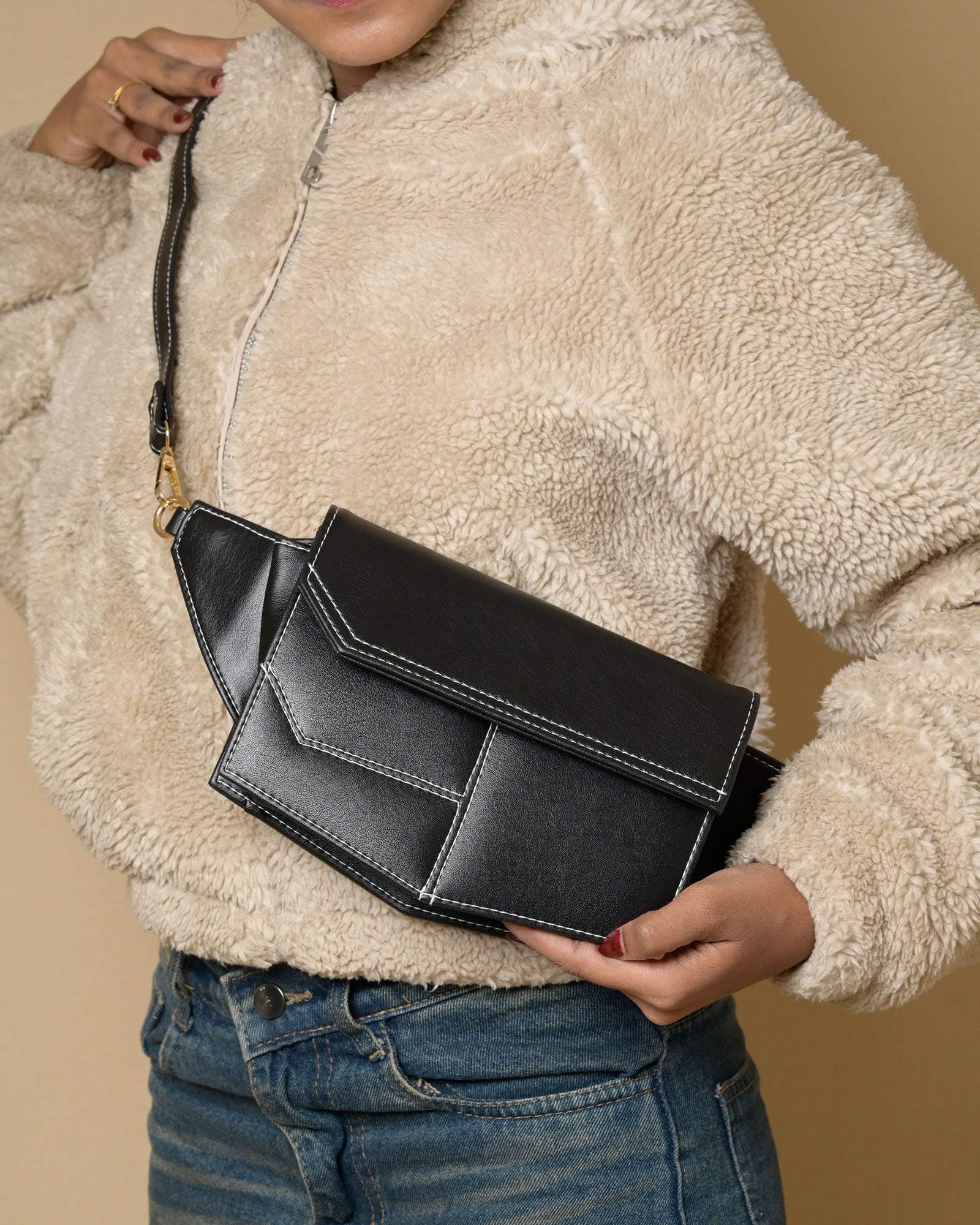 STRUCTURED CROSSBODY SLING BAG